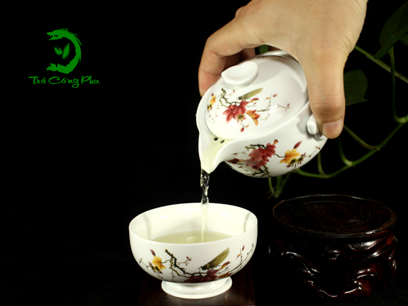 pha trà với ấm độc ẩm sứ