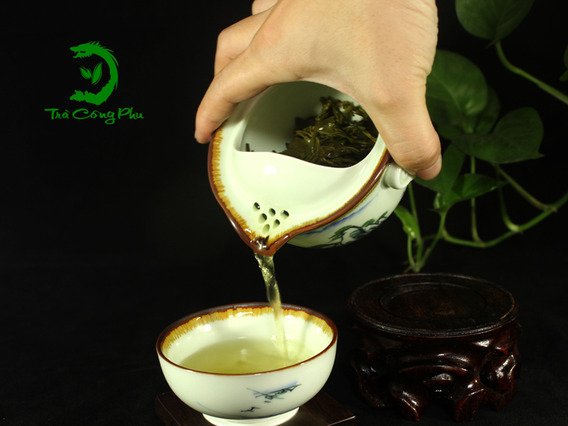Pha trà với ấm sứ độc ẩm tại Trà Công Phu