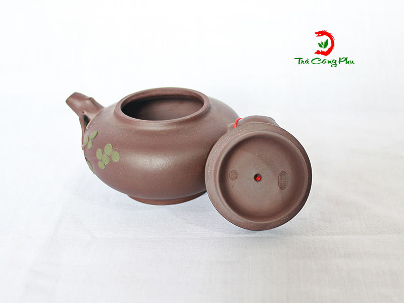 triện tác giả dưới nắp ấm