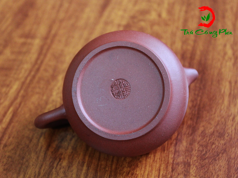 triện tác giả dưới đáy ấm