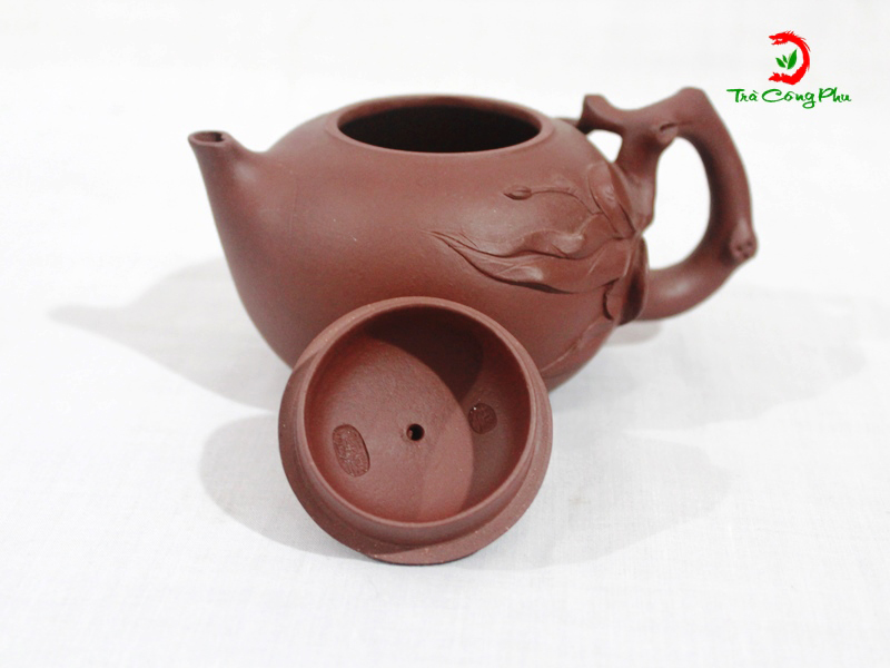 triện tác giả dưới nắp ấm