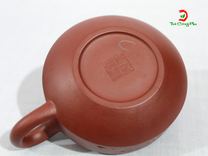 triện tác giả dưới đáy ấm