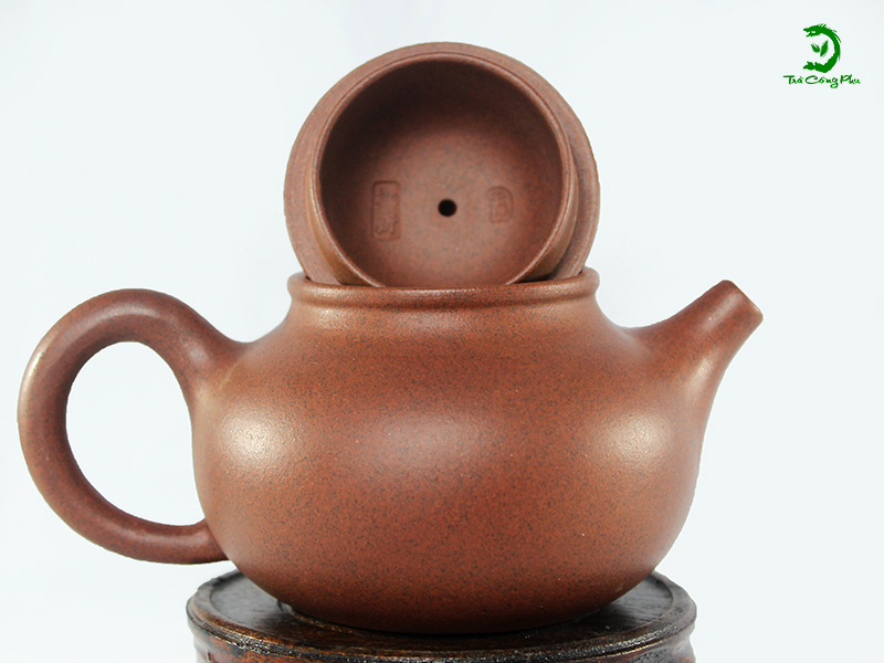 dấu triện tác giả dưới nắp ấm