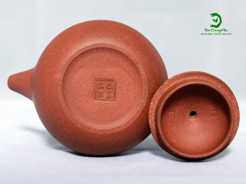 dấu triện tác phía dưới nắp ấm